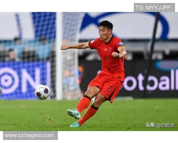 足球明星佩戴面罩训练视频揭秘运动员如何应对伤病挑战与恢复过程